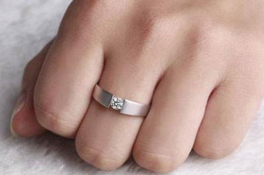 中指戴戒指說明什么