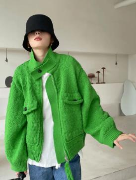 綠色外套配什么內搭