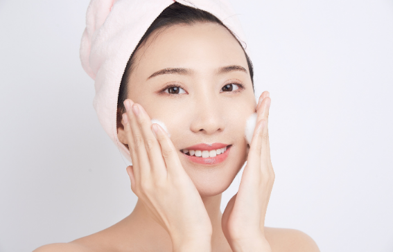 年齡增長時，如何調整護膚步驟和產品以滿足皮膚的需要？