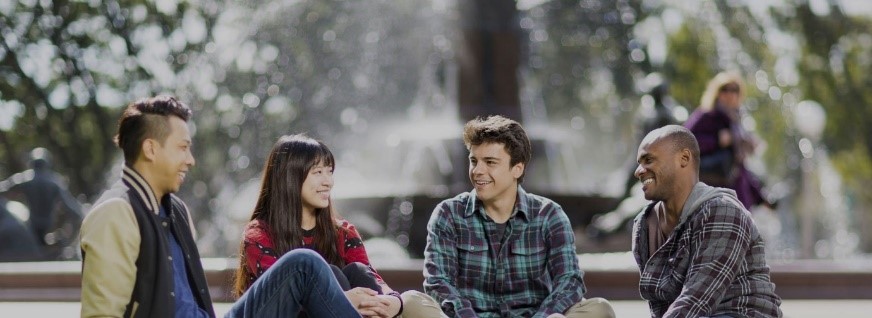 男人和女人在接吻

描述已自動生成