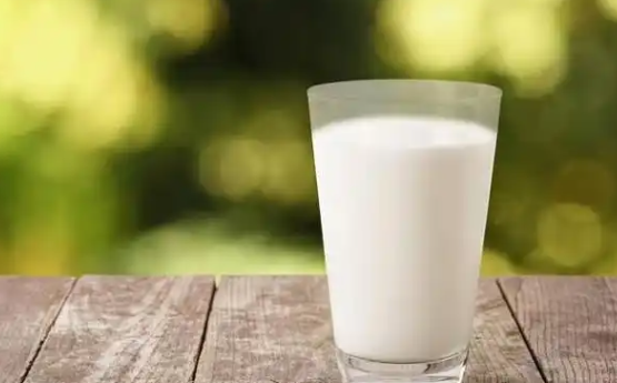 每天晚上喝純牛奶有什么好處 每天晚上喝純牛奶有什么好處